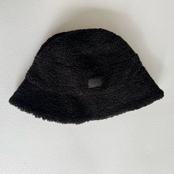 UGG Faux Fur Sherpa Bucket Hat Black - Picture 1 of 5